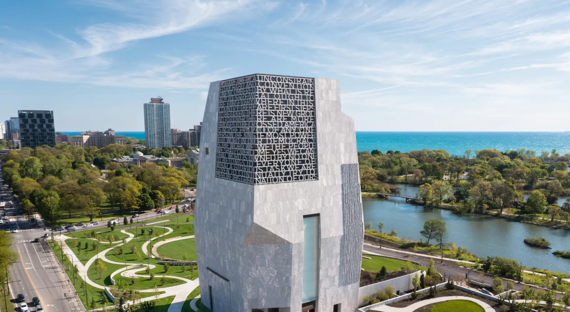 Un edificio circondato da un'area verde
