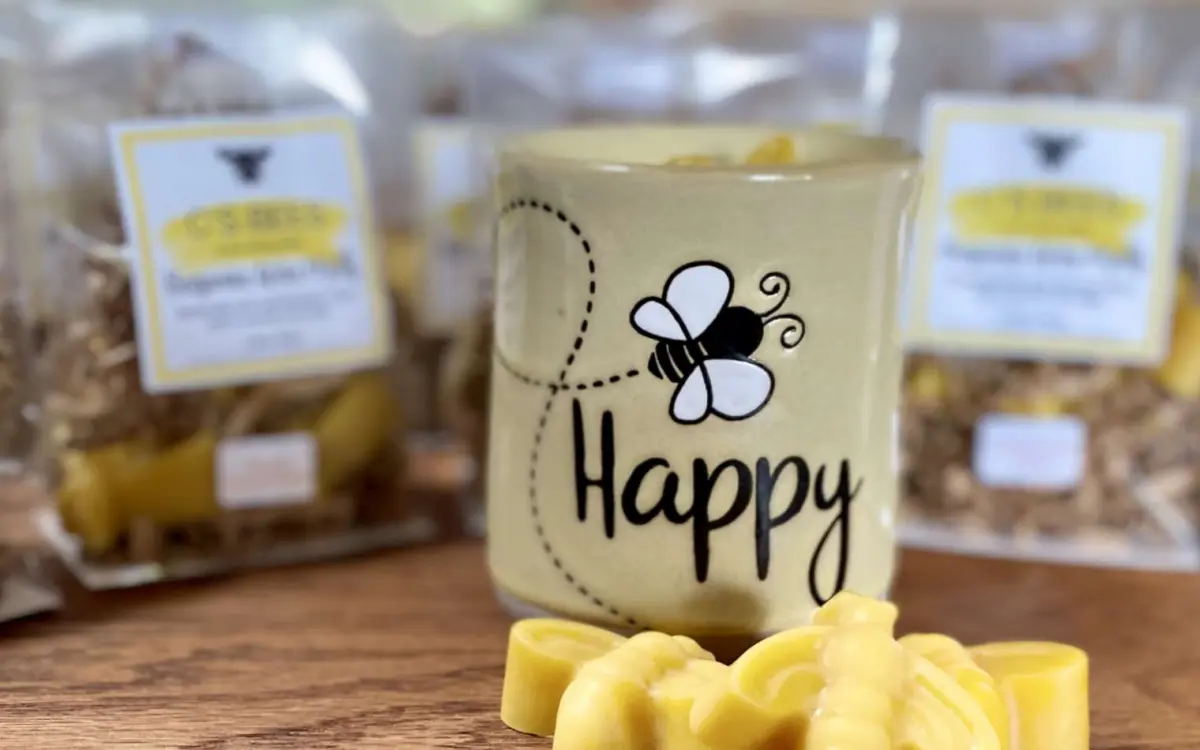 Tazza di caffè seduta sul tavolo