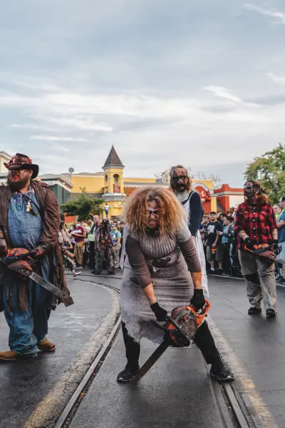 Un gruppo di zombie attraversa il parco Six Flags