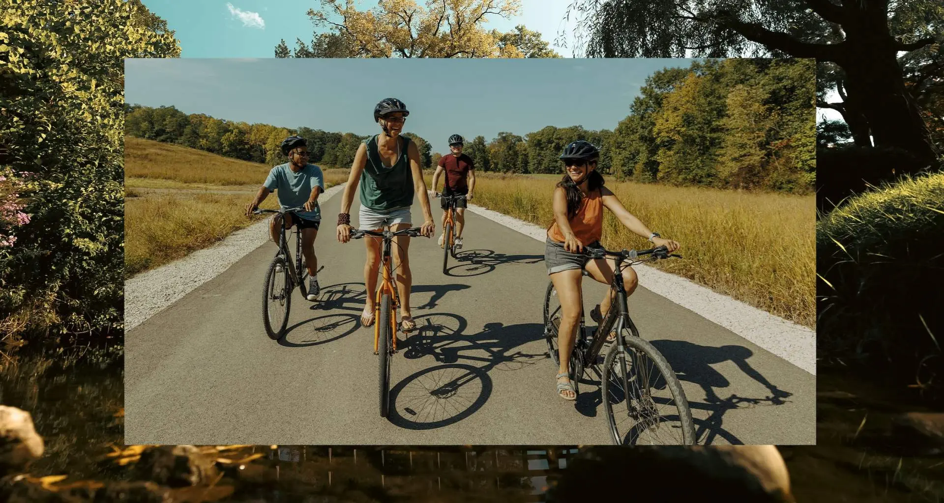 Un gruppo di persone in bicicletta lungo una strada