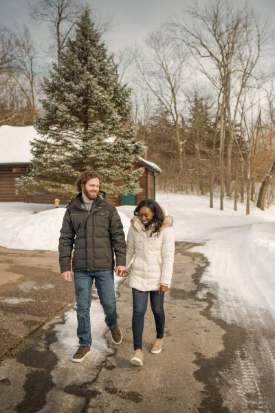 Una coppia cammina lungo un sentiero circondato dalla neve