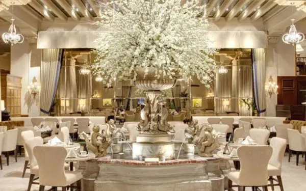 Una sala da pranzo ornata e vuota al Palm Court Hotel di Chicago 