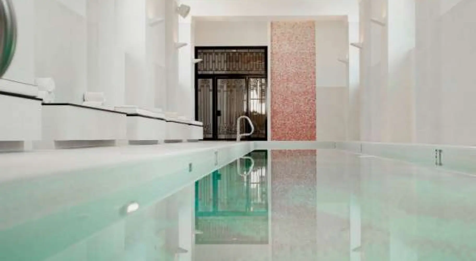Interni bianchi con piscina.