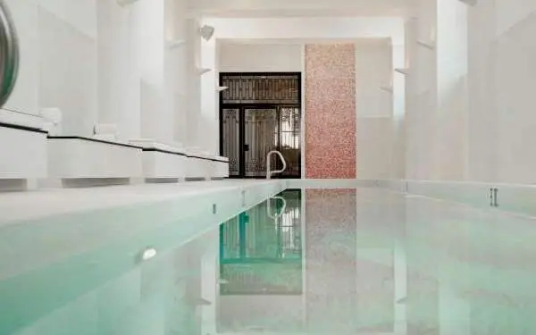Interni bianchi con piscina.