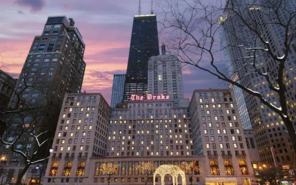 L'esterno del Drake Hotel di sera con il sole al tramonto