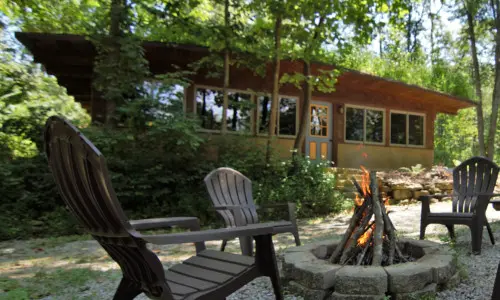 una casa con sedie e un focolare all'aperto