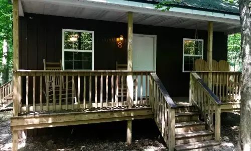 L'esterno di una baita circondata da alberi