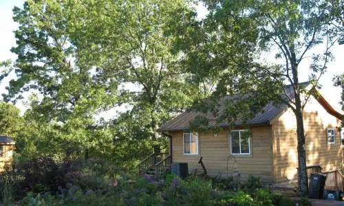 Una piccola baita tra alberi verdi