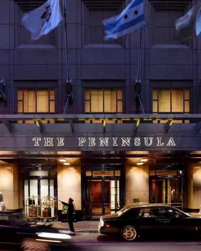 Il fronte strada del Peninsula Chicago Hotel di notte