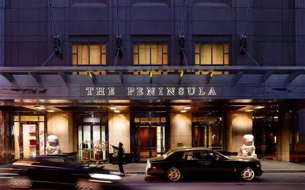 Il fronte strada del Peninsula Chicago Hotel di notte