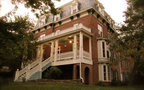 L'esterno della locanda di feltro