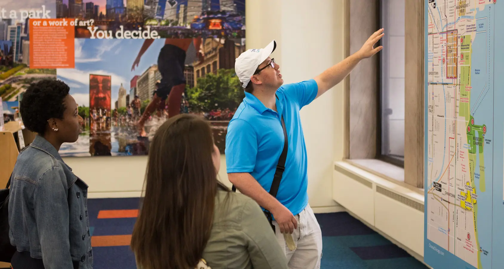 Un Greeter di Chicago parla ai visitatori in un centro visitatori.