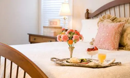 Un letto con cibo su un vassoio