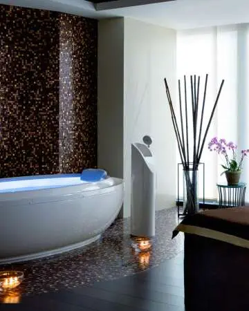 Interno di una spa con vasca da bagno.