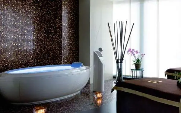 Interno di una spa con vasca da bagno.