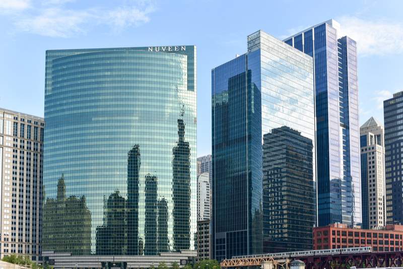 La facciata in vetro curvo dell'edificio 333 West Wacker, affacciata sul fiume Chicago