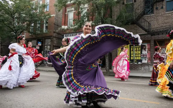 Signore che ballano con ampie gonne