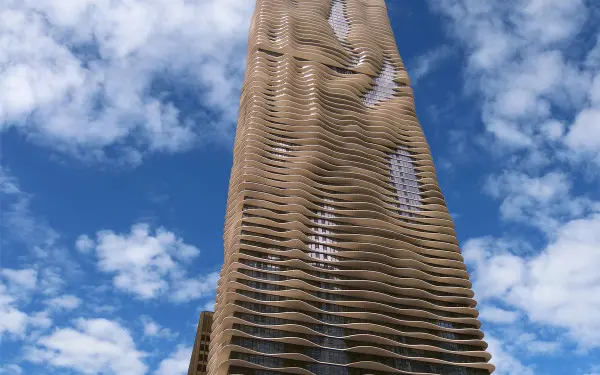 L'esterno dell'Aqua Tower di Chicago, sullo sfondo di un cielo blu pieno di nuvole.