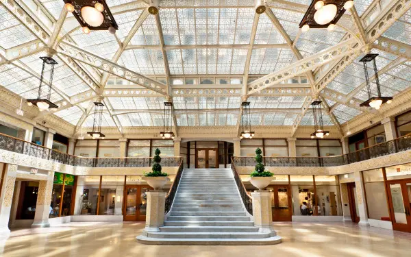 Interno di un edificio con una grande scala