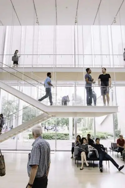 Persone all'interno dell'edificio dell'Art Institute di Chicago