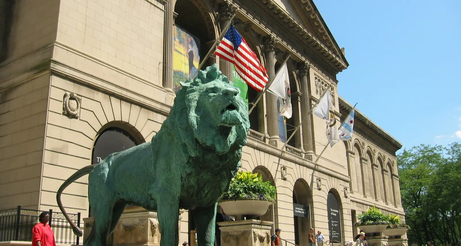 Una statua di leone fuori da un grande museo