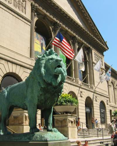 Una statua di leone fuori da un grande museo