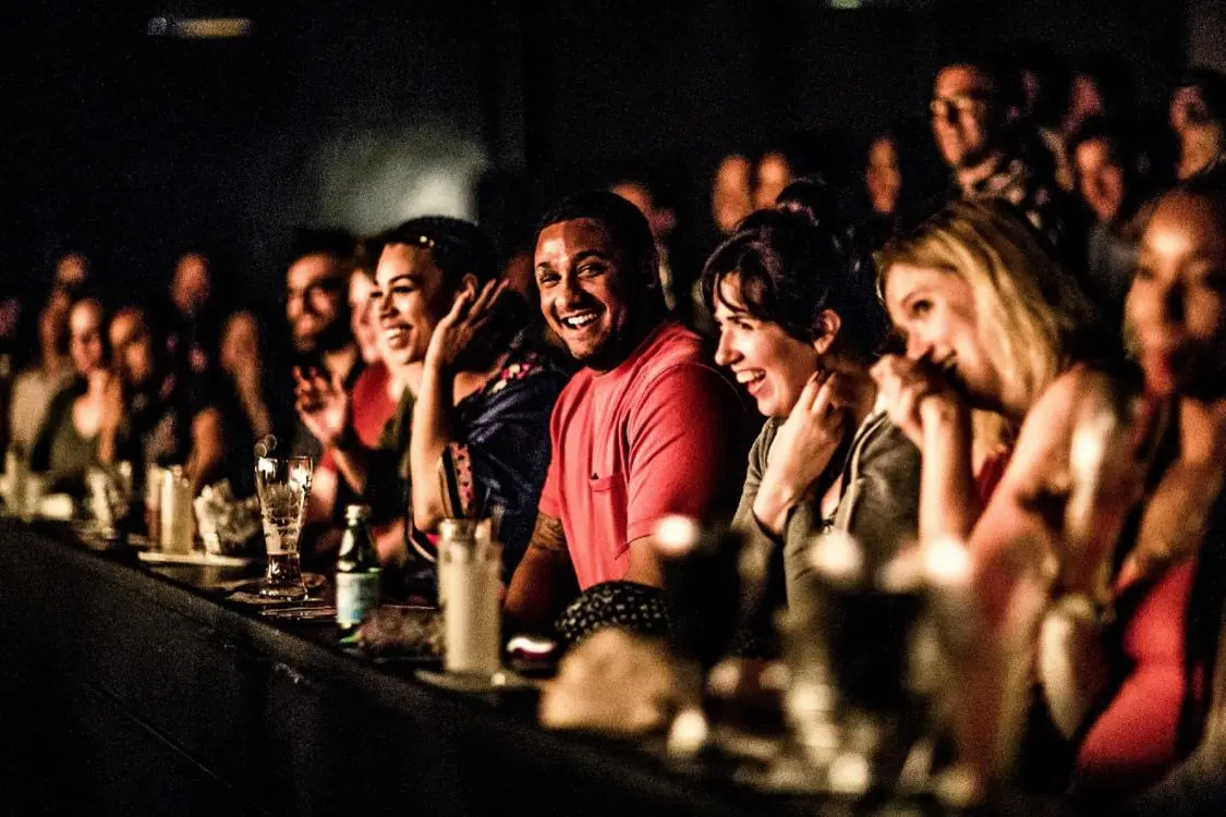 Il pubblico si gode uno spettacolo al Second City di Chicago.