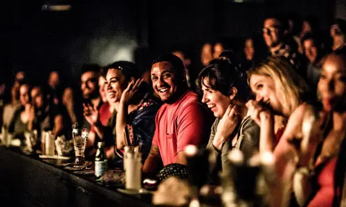Il pubblico si gode uno spettacolo al Second City di Chicago.