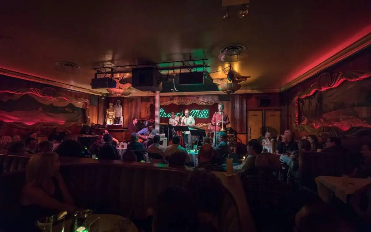 Una band suona in una stanza poco illuminata dello speakeasy Green Mill