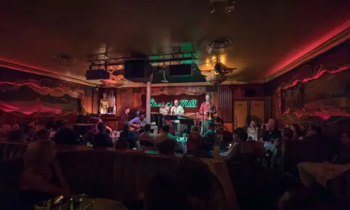 Una band suona in una stanza poco illuminata dello speakeasy Green Mill