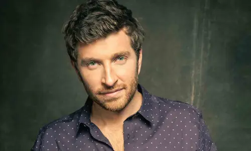 Un colpo di testa di un uomo