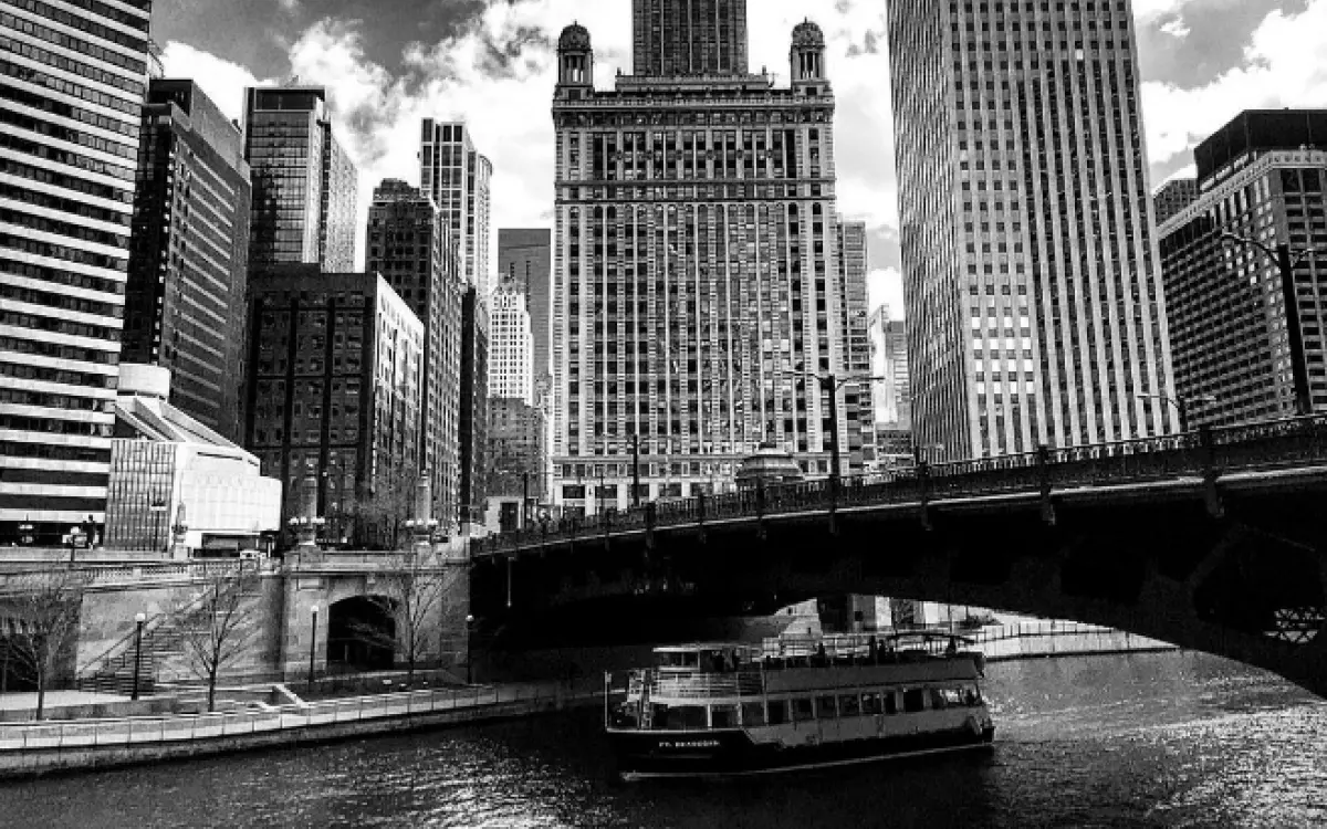 Edificio e ponte della città