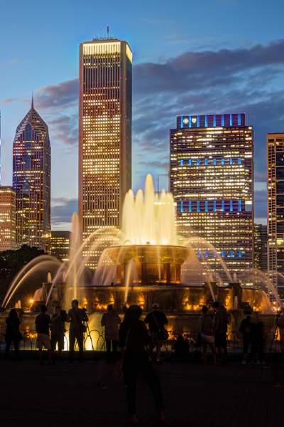 Un'immagine notturna della Buckingham Fountain e dello skyline di Chicago