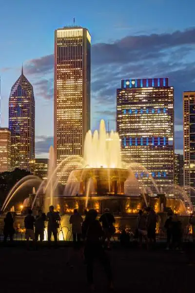 Un'immagine notturna della Buckingham Fountain e dello skyline di Chicago