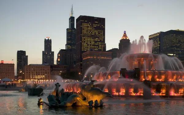 Una fontana con luci