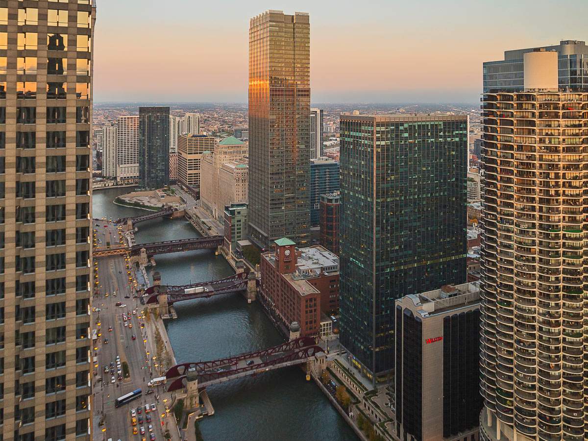 I grattacieli si fronteggiano sul fiume Chicago.