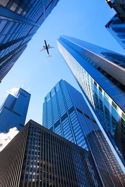 Sguardo verso il cielo con i grattacieli di Chicago su tutti i lati, un jet di linea che passa sopra le nostre teste.