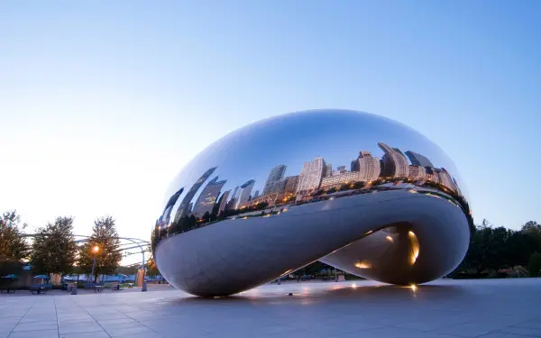 Oggetto metallico a forma di cloud gate