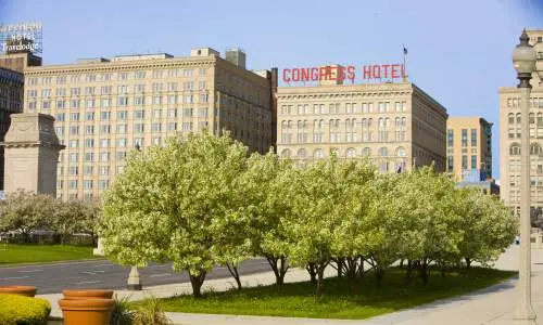L'esterno del Congress Hotel di Chicago durante il giorno.