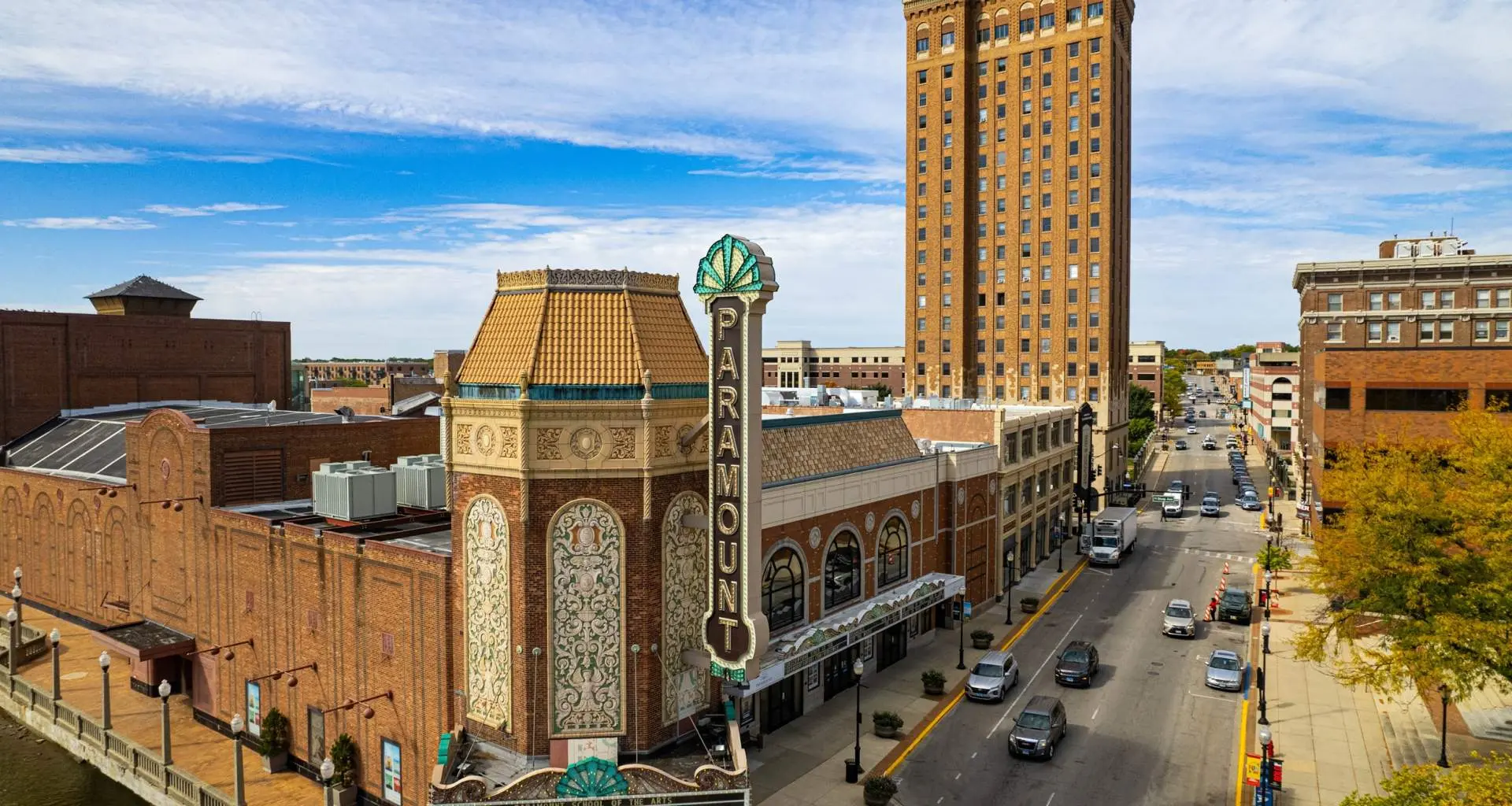 Una strada del centro di Aurora, il Paramount Theater in primo piano