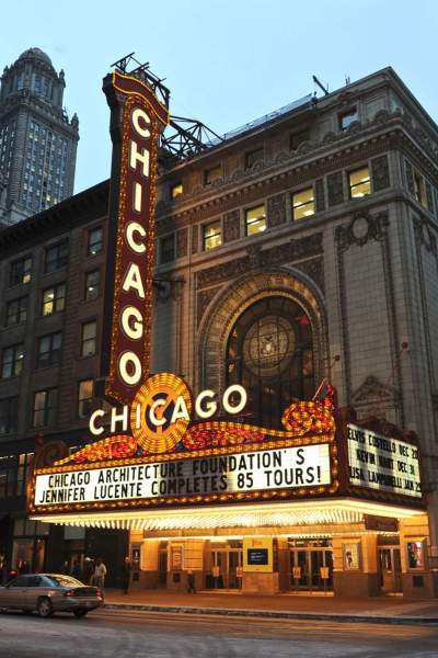 L'esterno del Chicago Theatre illuminato di notte.
