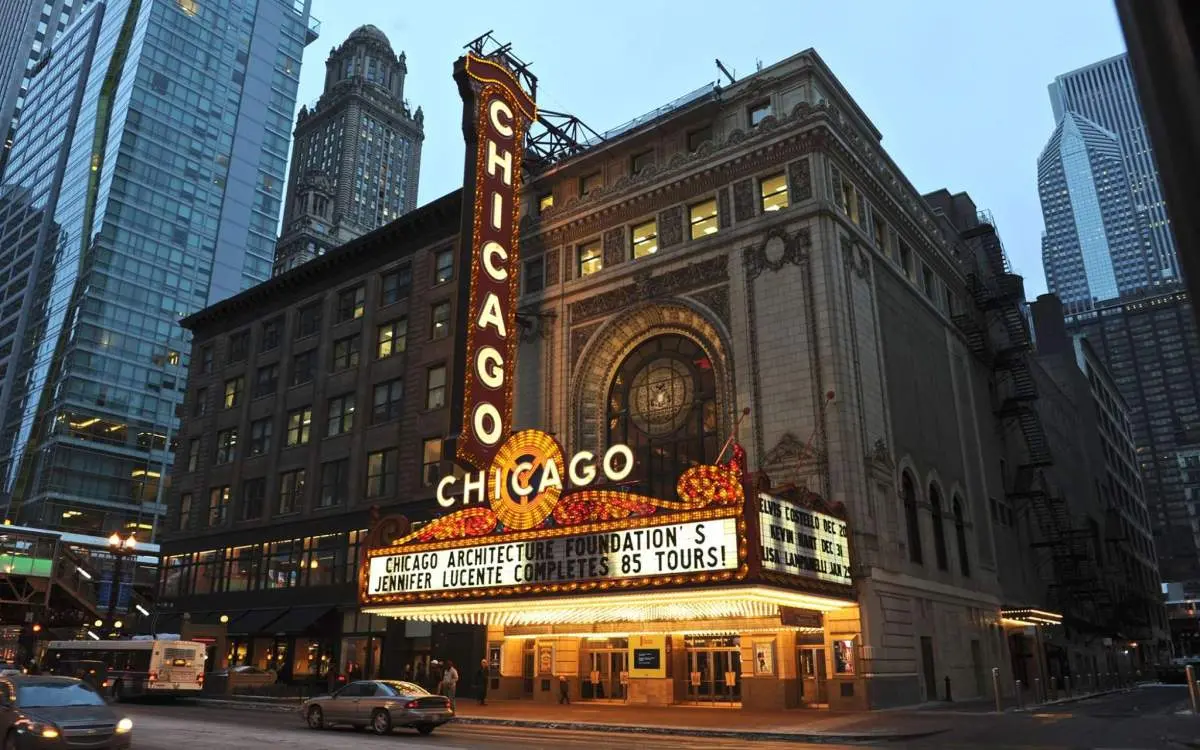 L'esterno del Chicago Theatre illuminato di notte.