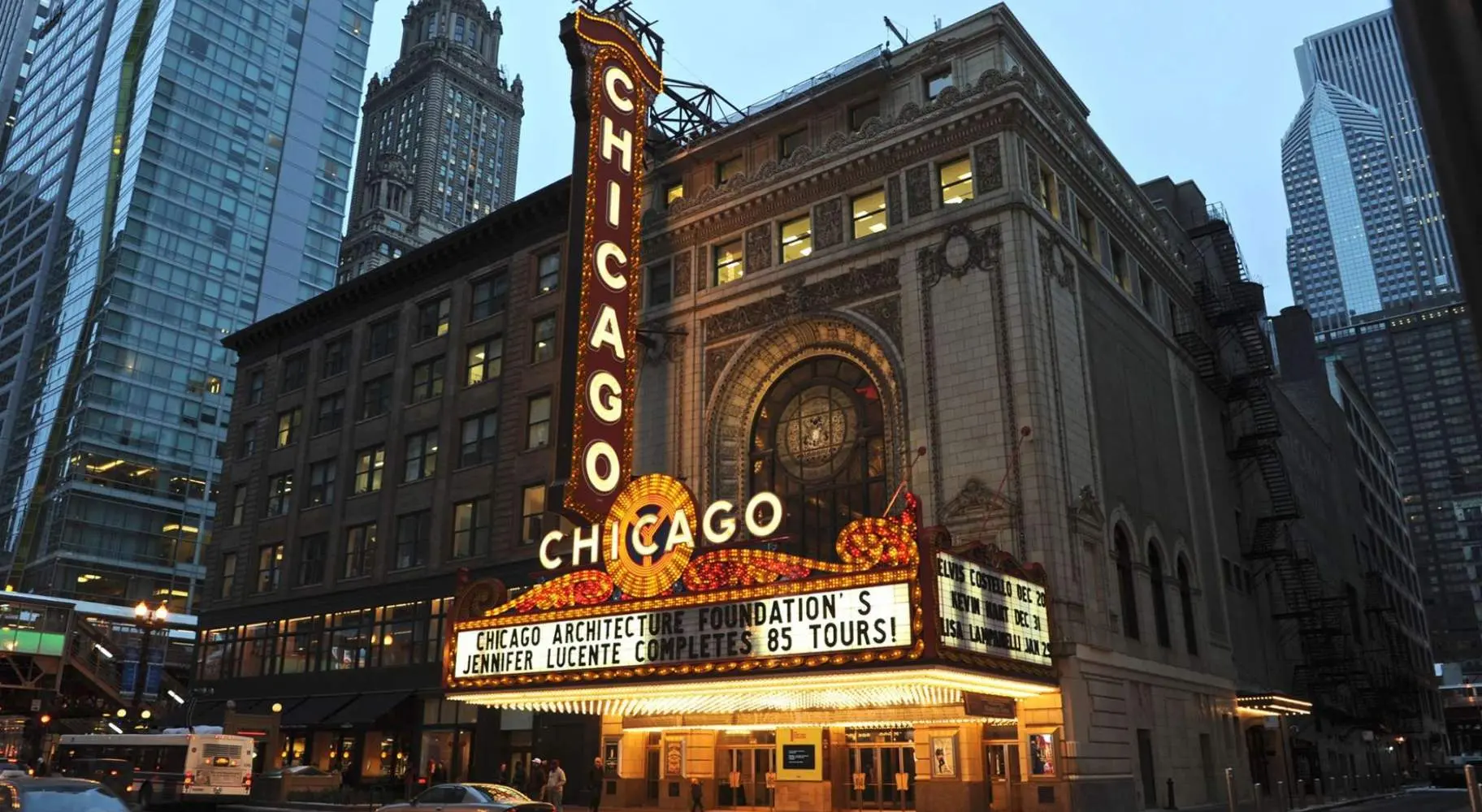 L'esterno del Chicago Theatre illuminato di notte.