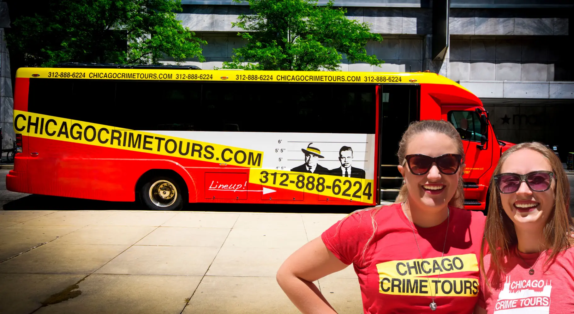 Donne davanti a un autobus