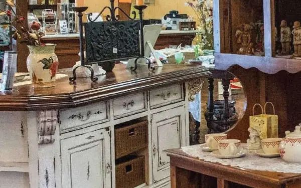 Un negozio di prodotti artigianali rustici