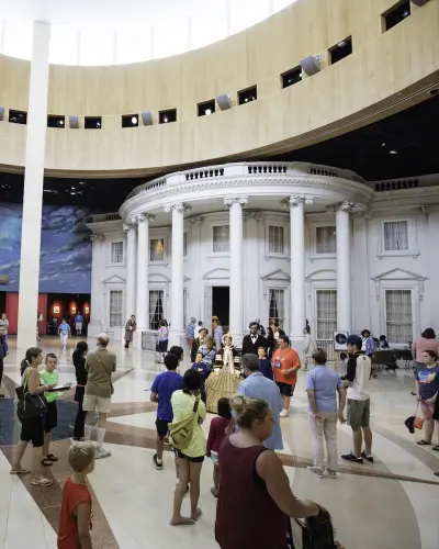 Persone in visita all'Abraham Lincoln Presidential Library and Museum