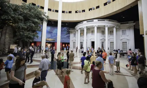 Persone in visita all'Abraham Lincoln Presidential Library and Museum