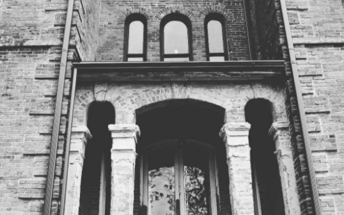 L'ingresso di un grande edificio