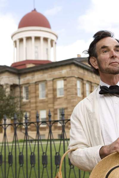 Lincoln attore davanti all'Old State Capitol di Springfield