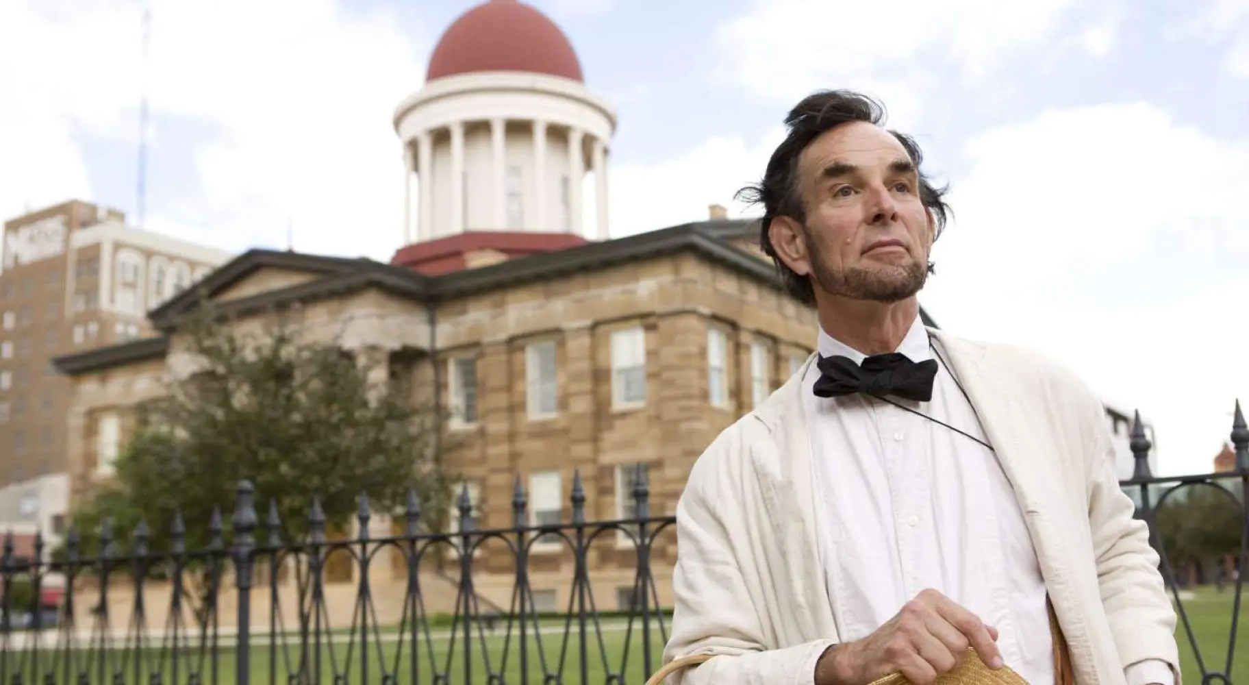Lincoln attore davanti all'Old State Capitol di Springfield